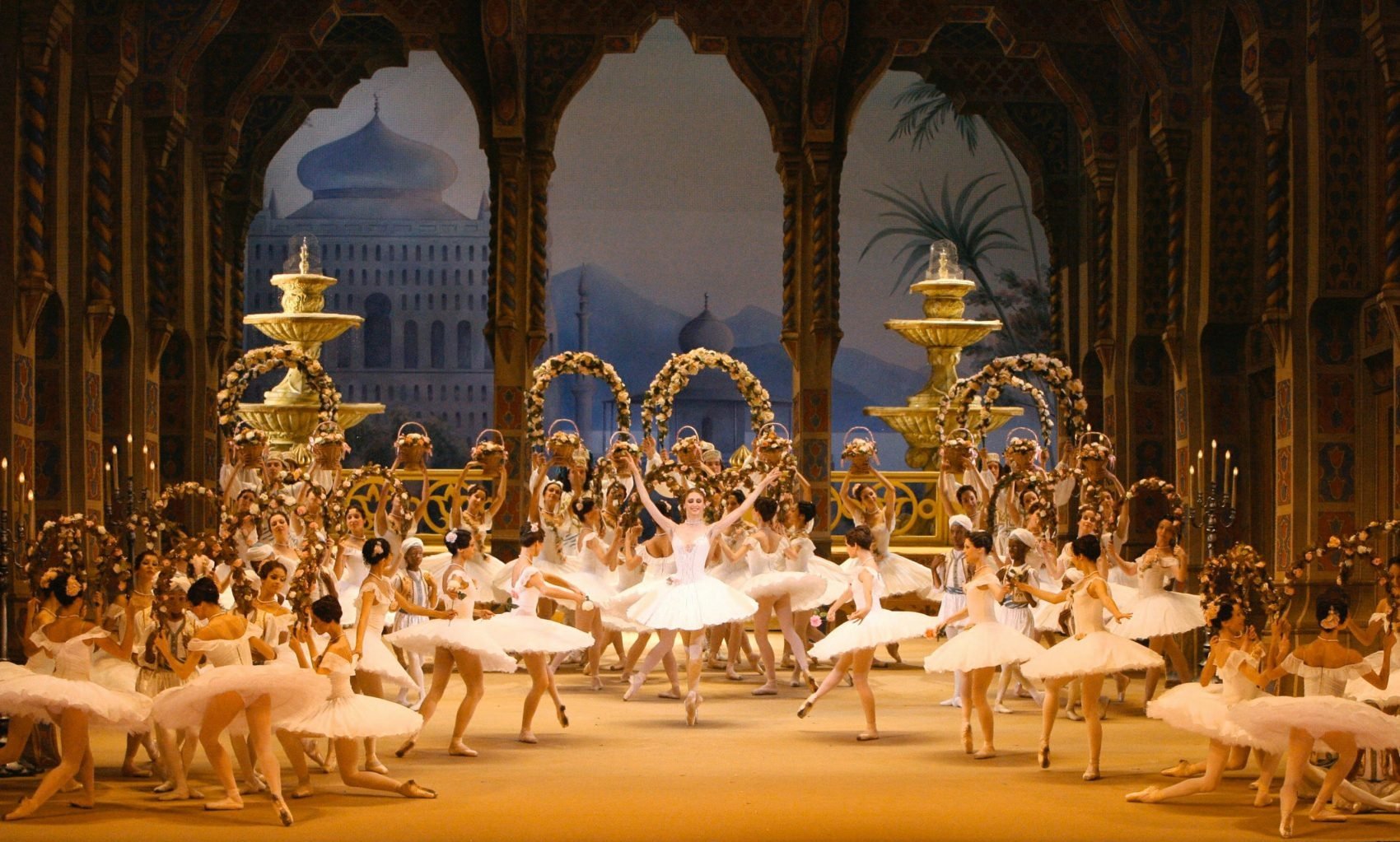 Какие спектакли в большом театре. Большой театр Москва балет. Балет на сцене большого театра. Сцена театра балет.