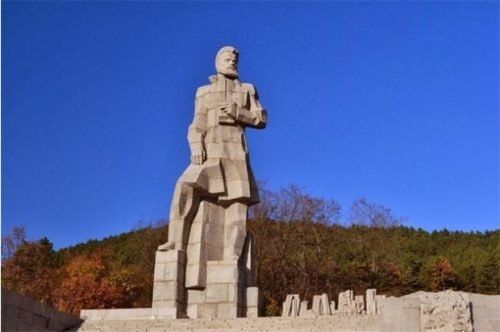 Паметник на Христо Ботев в Калофер