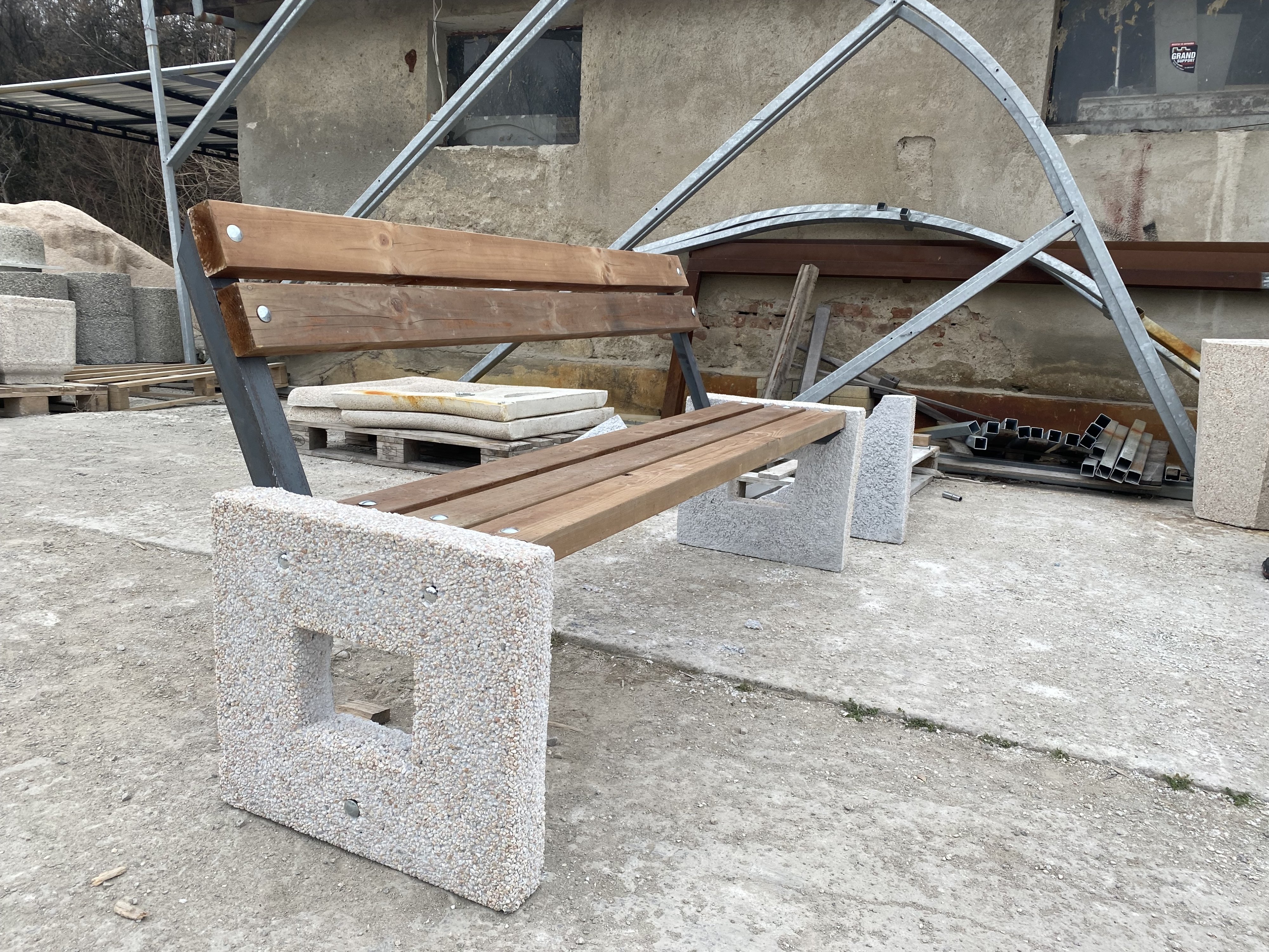 пейки с бетонни крака /6/