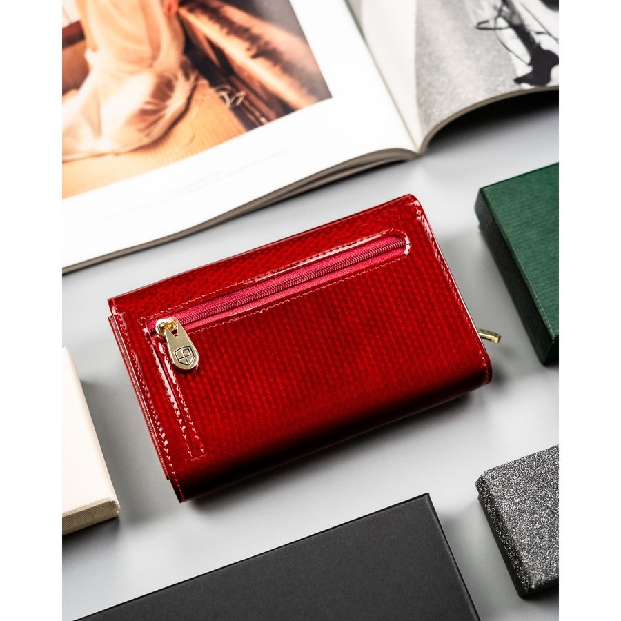 Червен дамски портфейл от лачена кожа с външен джоб - Peterson