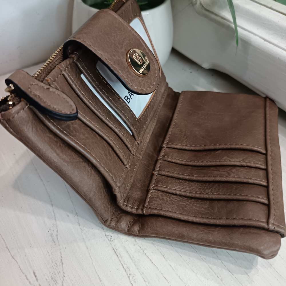 Компактно дамско портмоне от мека и висококачествена еко кожа на Bag to Bag