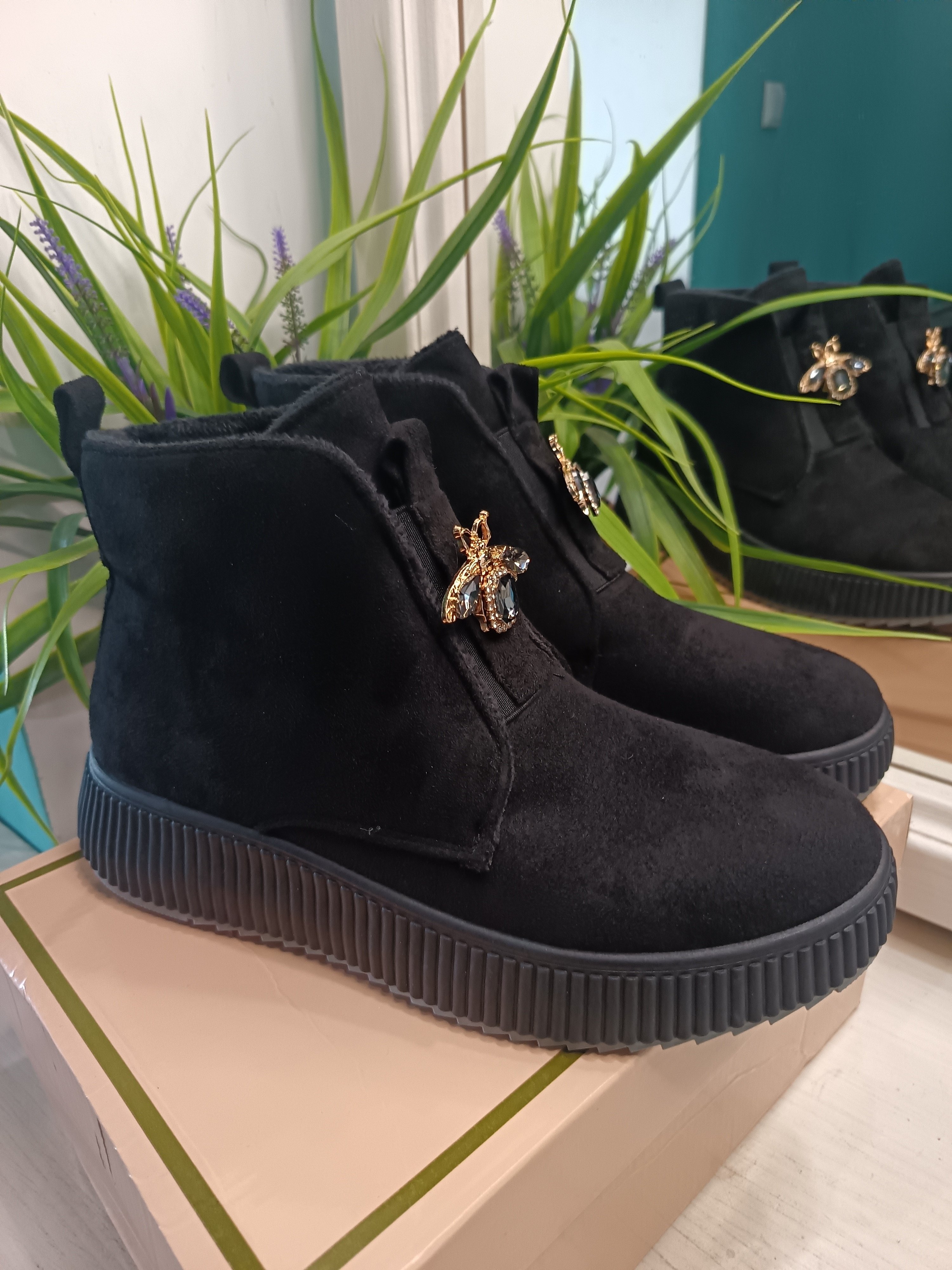 Дамски изолирани боти еко велур с брошка и ластична лента отпред