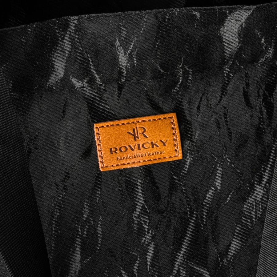 Голяма дамска чанта в черно с мраморен мотив, закопчаваща се с цип - Rovicky