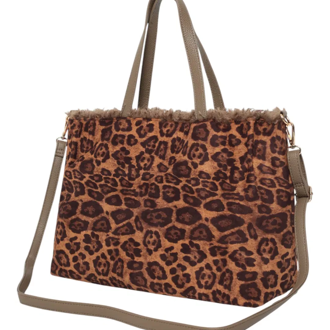 Дамска просторна чанта от еко велур с несесер