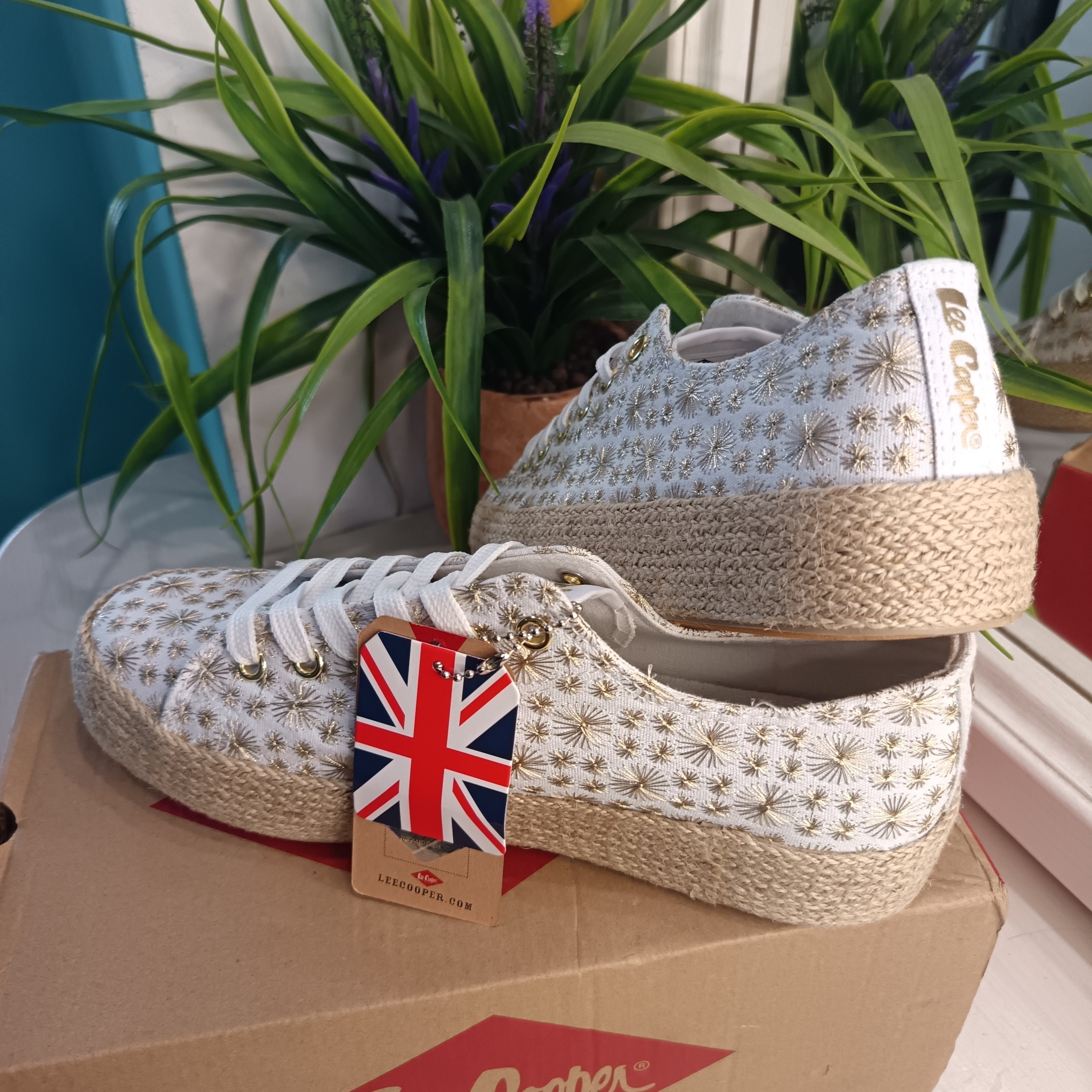 Дамски текстилни кецове със златна бродерия на Lee Cooper