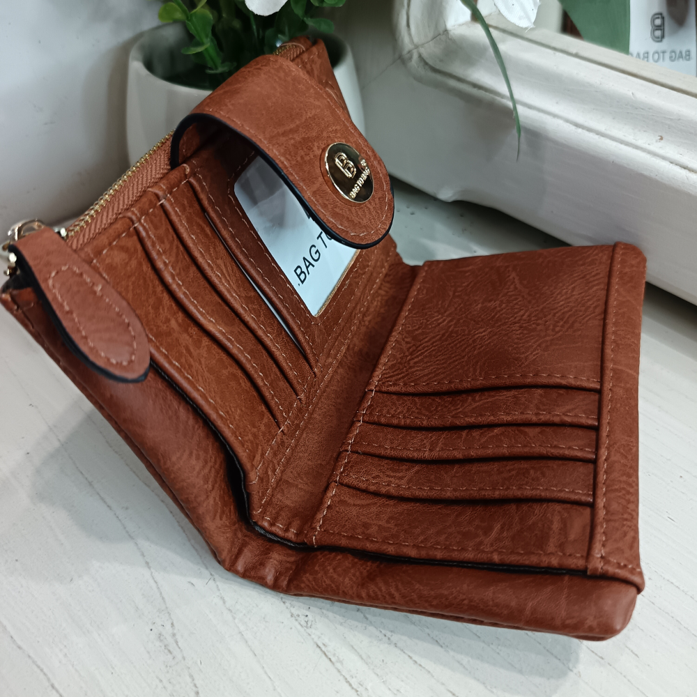 Компактно дамско портмоне от мека и висококачествена еко кожа на Bag to Bag