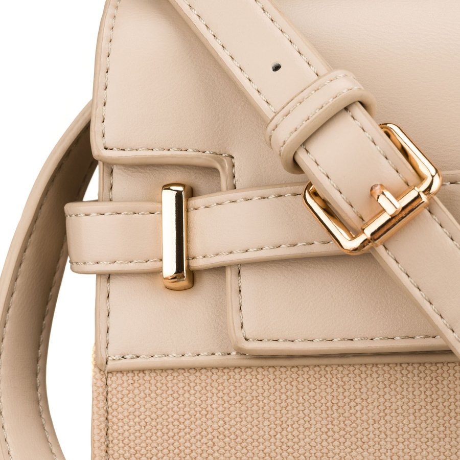 Бежова дамска чанта с цип и магнитно закопчаване - Peterson