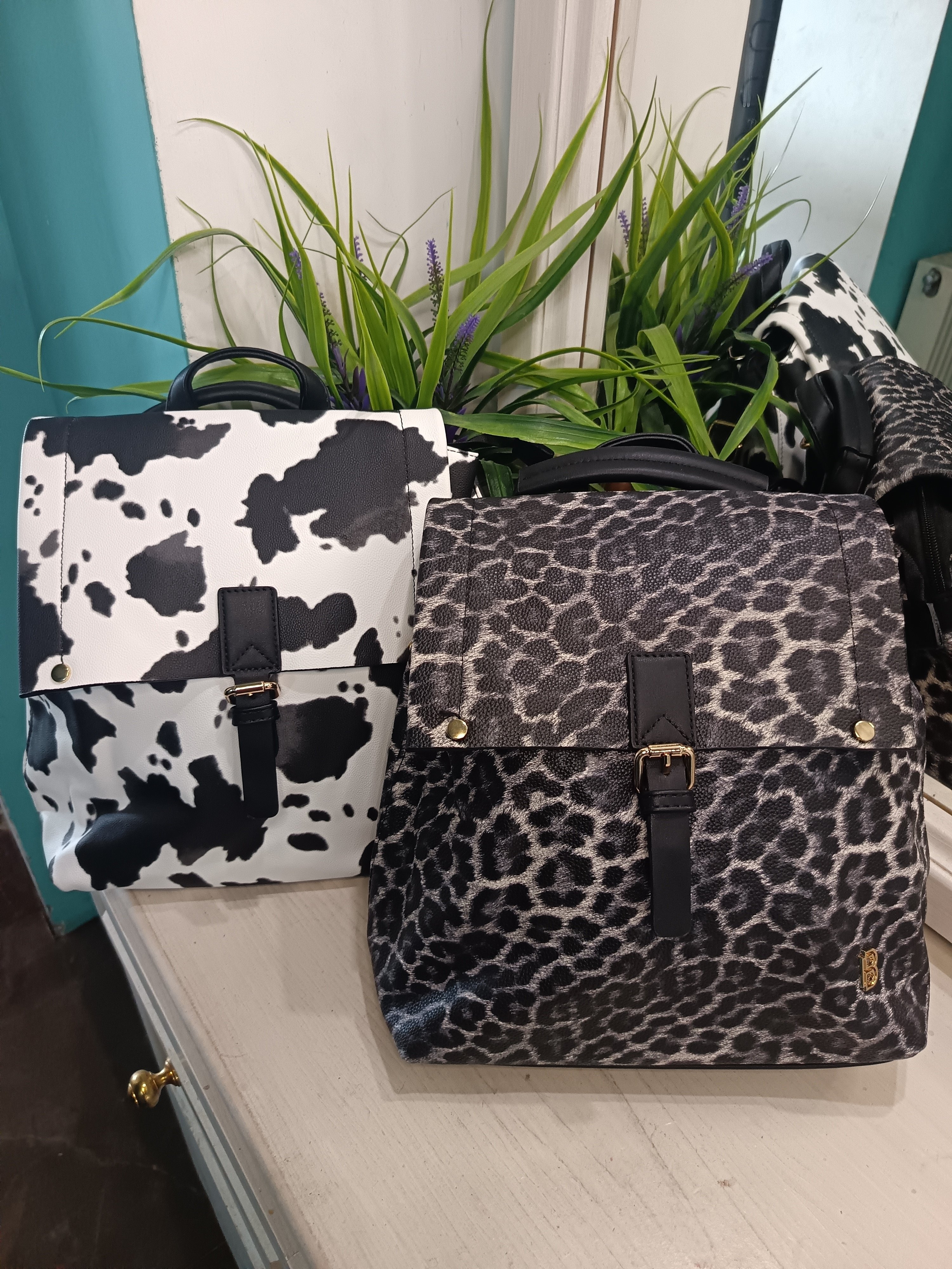 Дамска раница с животински принт от еко кожа