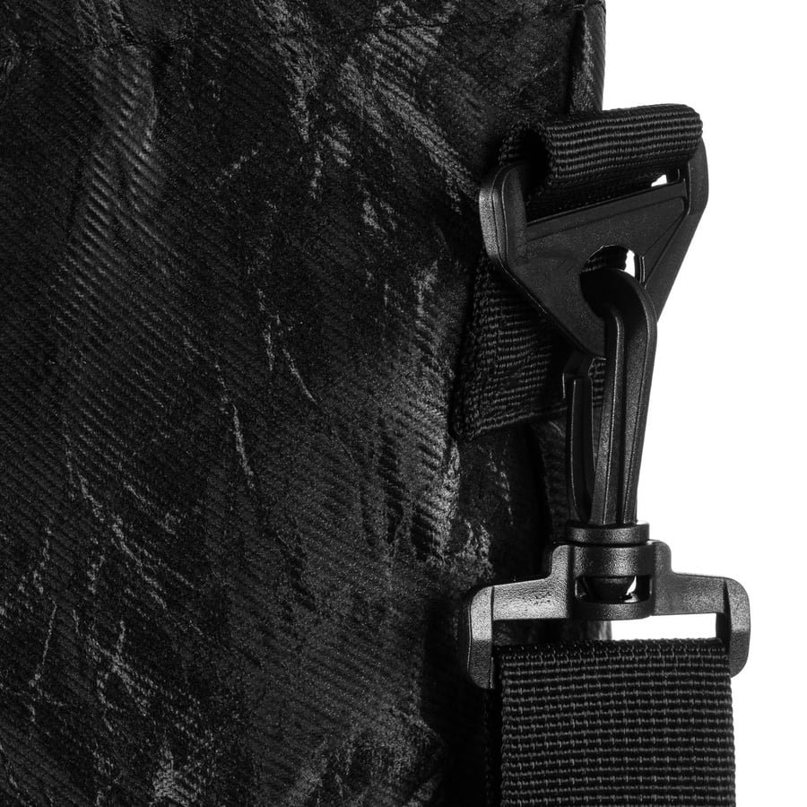 Голяма дамска чанта в черно с мраморен мотив, закопчаваща се с цип - Rovicky