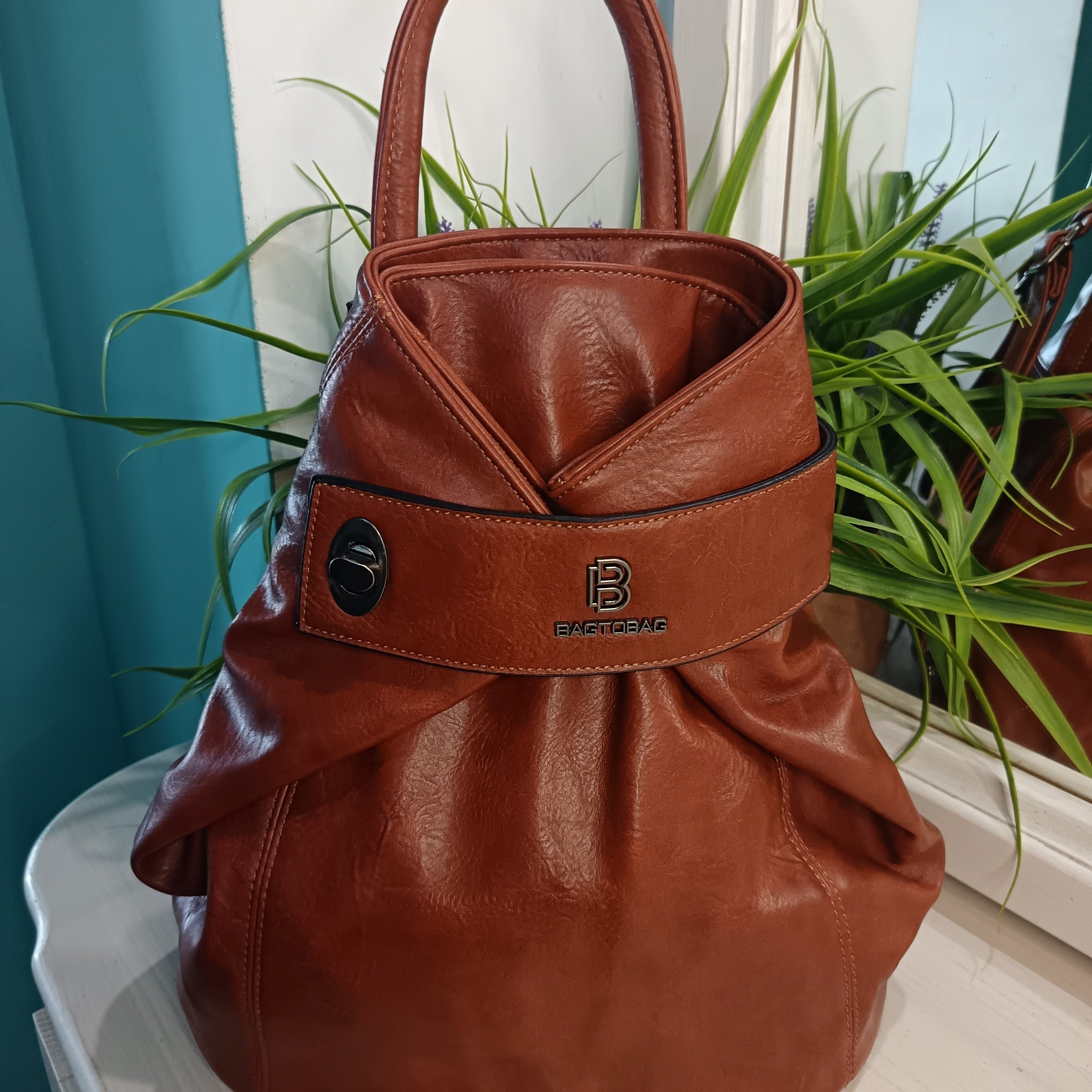 Дамска раница изработена от висококачествена еко кожа