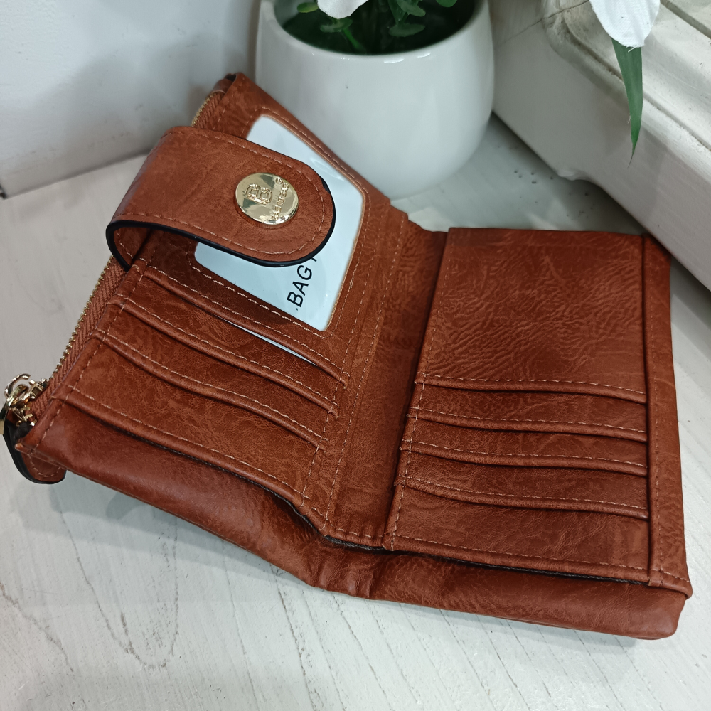 Компактно дамско портмоне от мека и висококачествена еко кожа на Bag to Bag