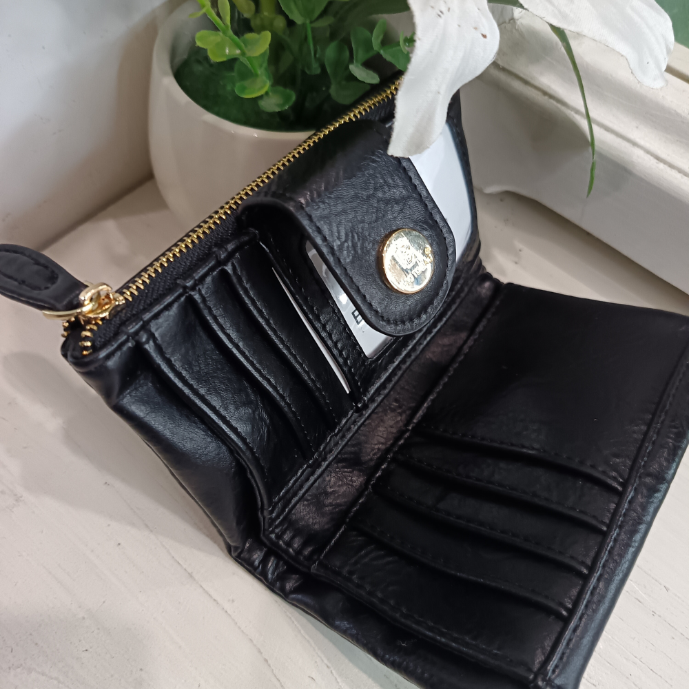 Компактно дамско портмоне от мека и висококачествена еко кожа на Bag to Bag