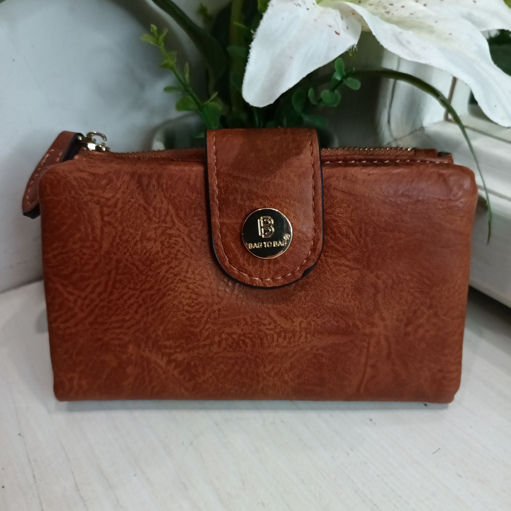 Компактно дамско портмоне от мека и висококачествена еко кожа на Bag to Bag