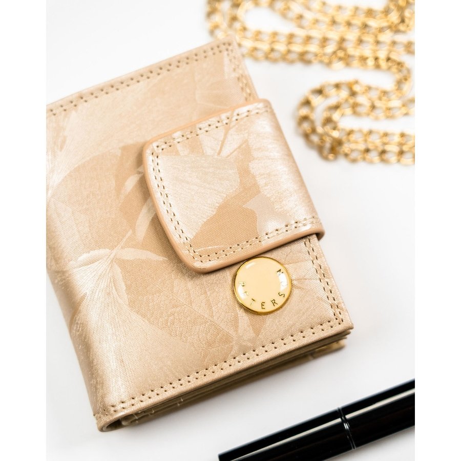 Малък, бежов дамски портфейл с катарама и тик-так закопчаване, покрит с флорален мотив - Peterson