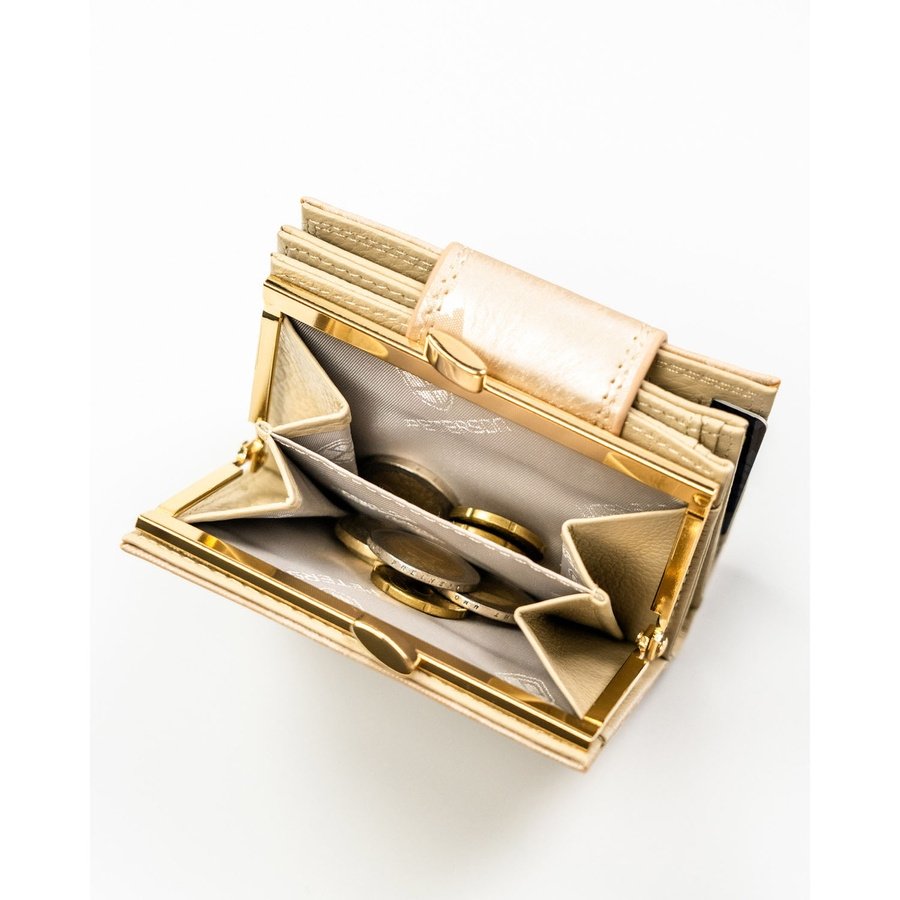 Малък, бежов дамски портфейл с катарама и тик-так закопчаване, покрит с флорален мотив - Peterson