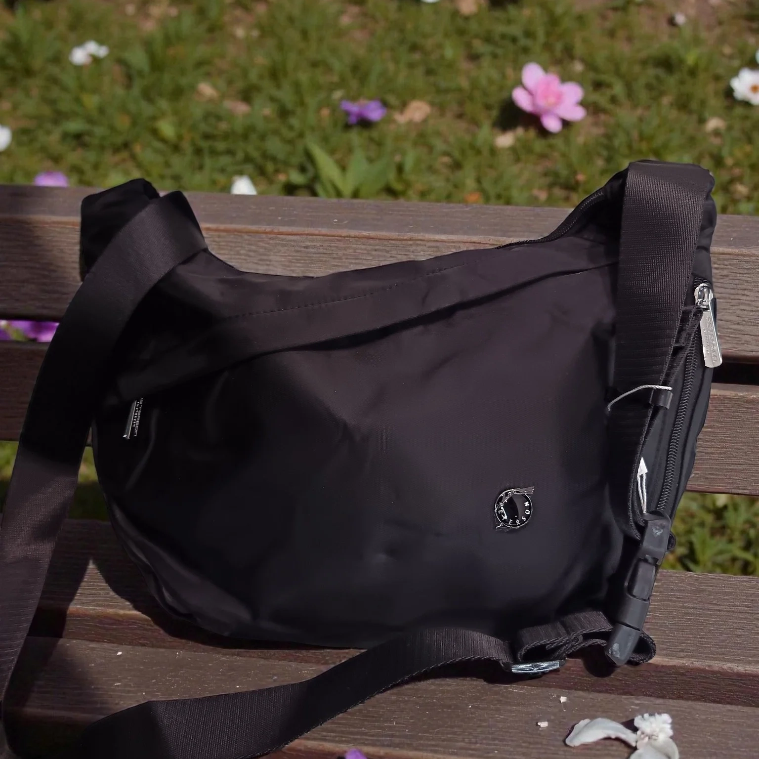 Черна дамска чанта от полиестер с цип, едно отделение - Peterson