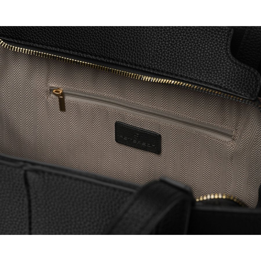 Черна дамска чанта за пазаруване, изработена от еко кожа с включен практичен калъф - Peterson