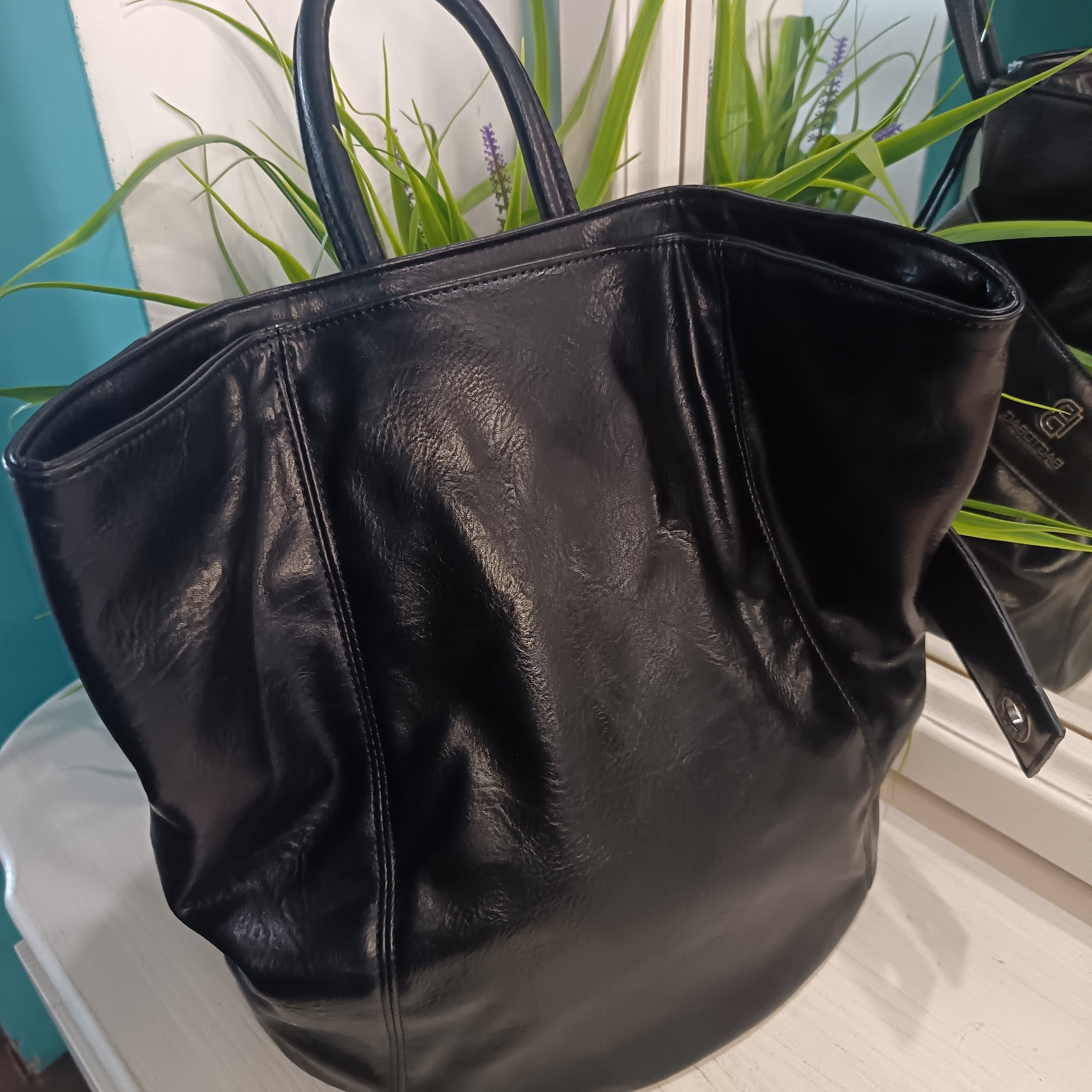 Дамска раница изработена от висококачествена еко кожа