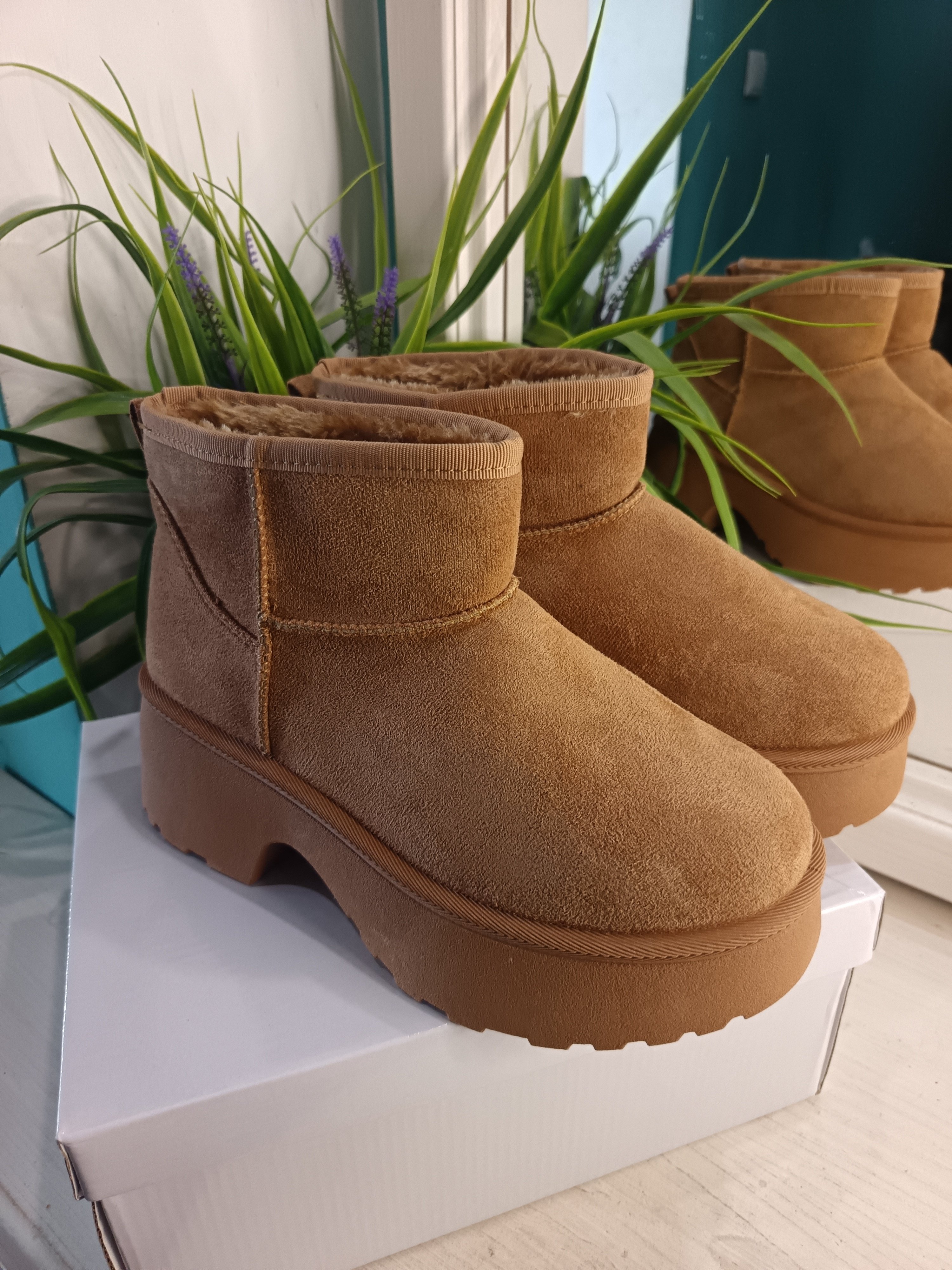 Дамски зимни боти изолирани с козина от еко велур на платформа