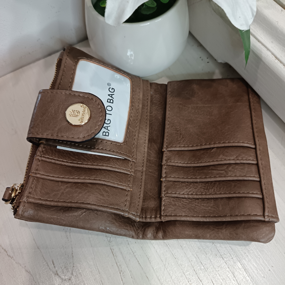 Компактно дамско портмоне от мека и висококачествена еко кожа на Bag to Bag