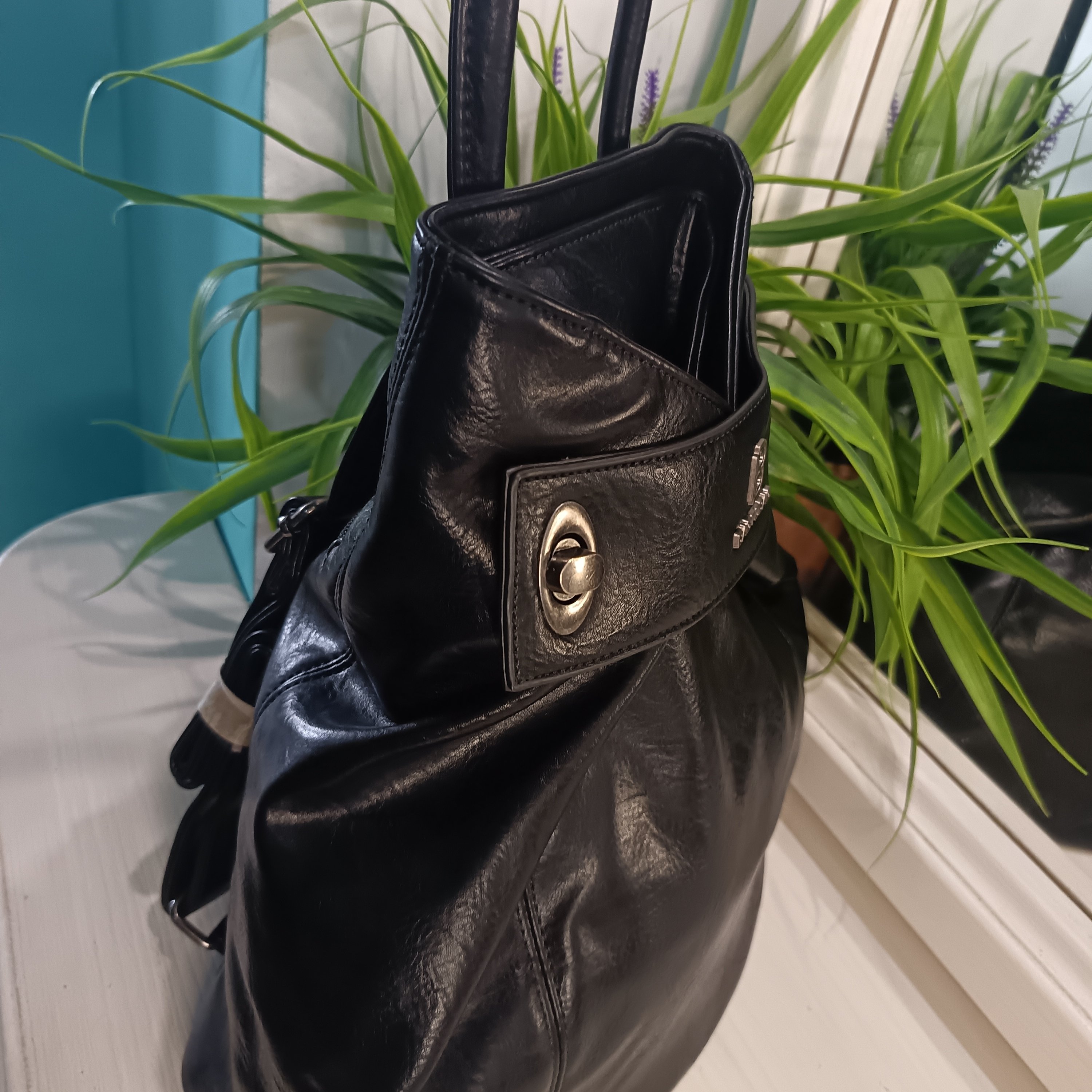 Дамска раница изработена от висококачествена еко кожа