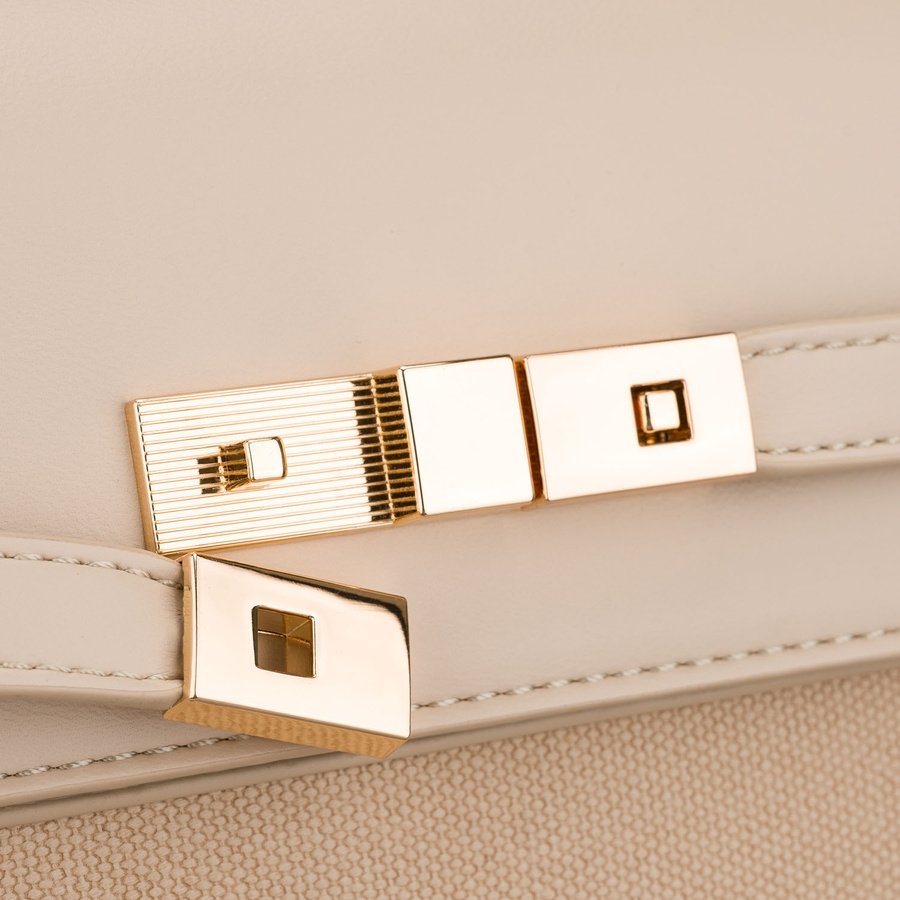 Бежова дамска чанта с цип и магнитно закопчаване - Peterson