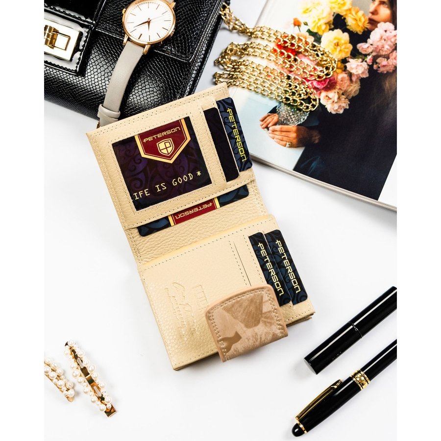 Малък, бежов дамски портфейл с катарама и тик-так закопчаване, покрит с флорален мотив - Peterson