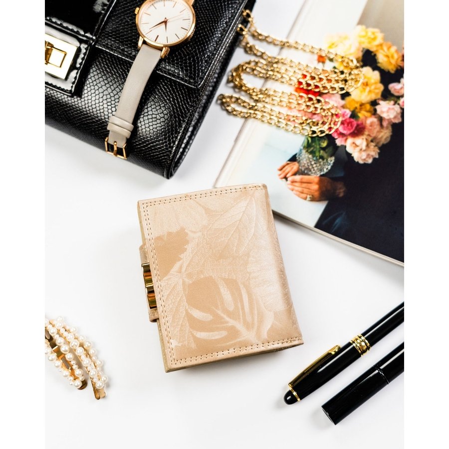 Малък, бежов дамски портфейл с катарама и тик-так закопчаване, покрит с флорален мотив - Peterson