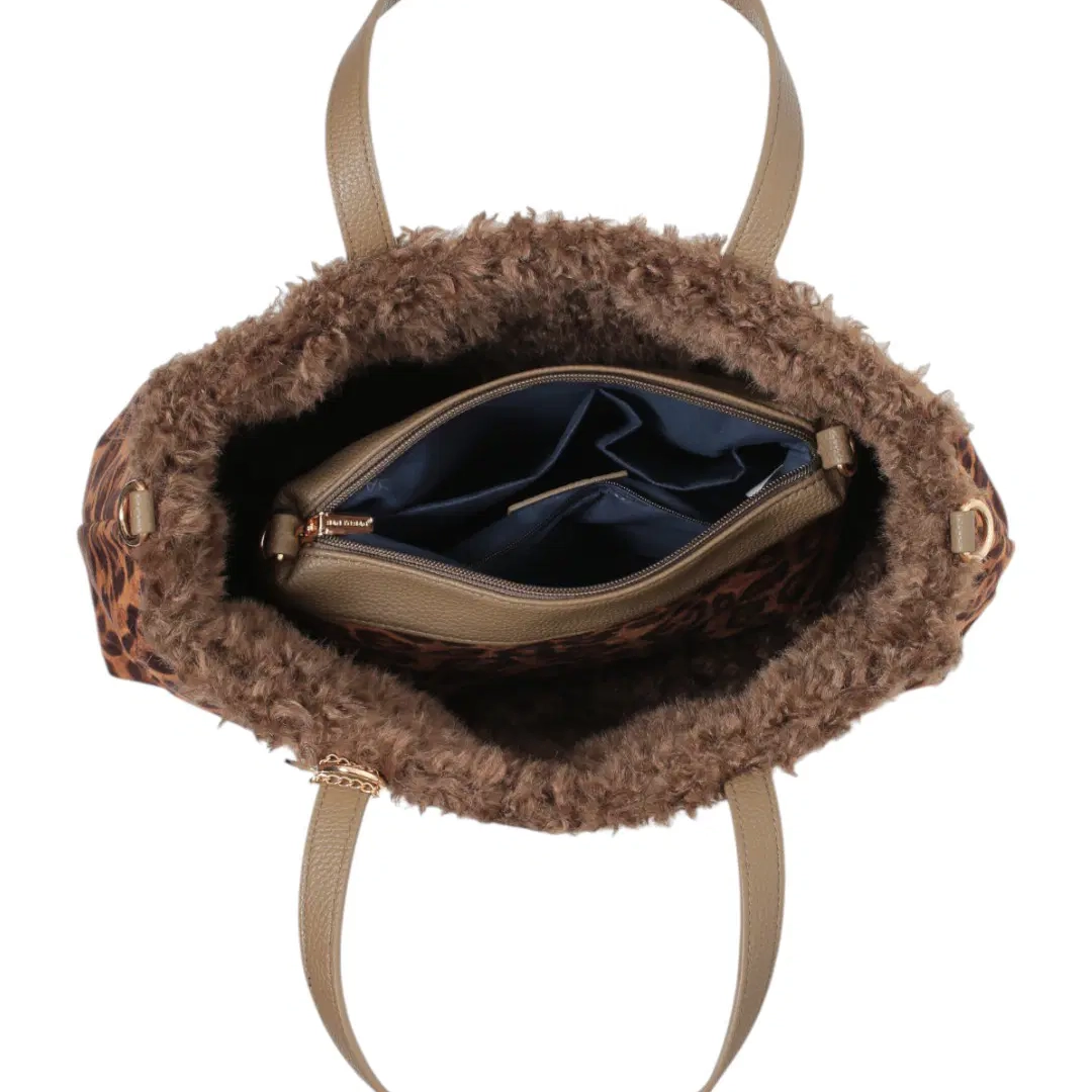 Дамска просторна чанта от еко велур с несесер