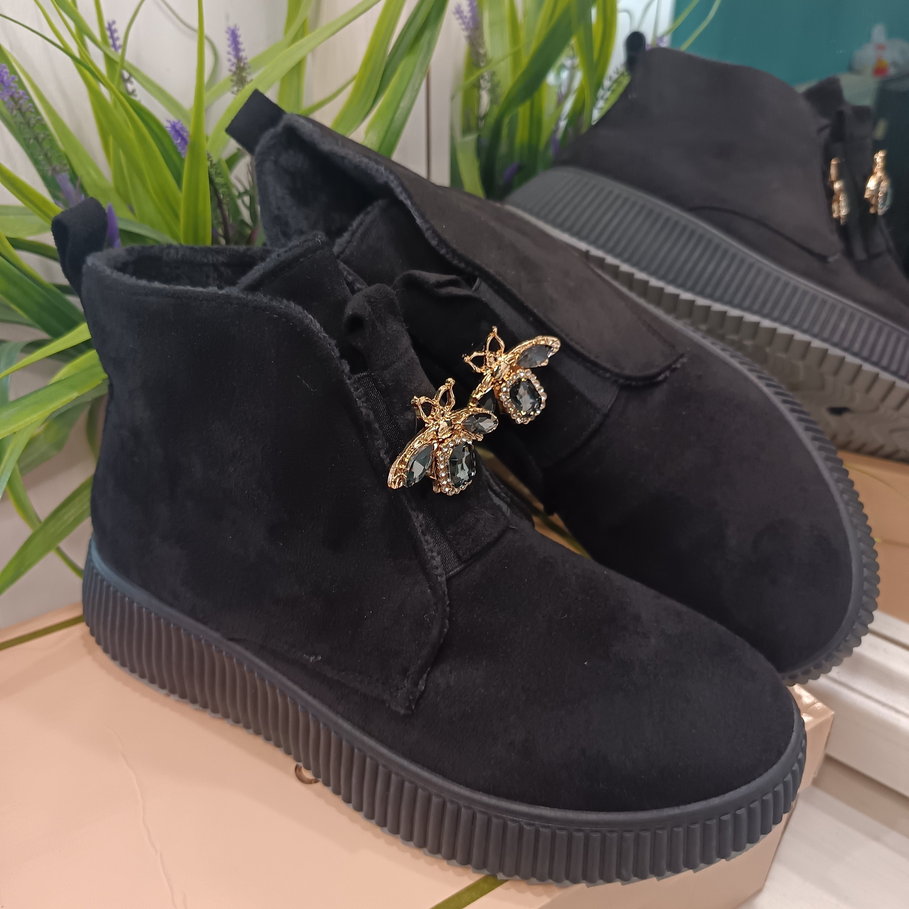 Дамски изолирани боти еко велур с брошка и ластична лента отпред