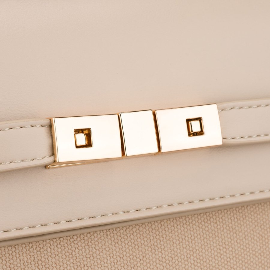 Бежова дамска чанта с цип и магнитно закопчаване - Peterson