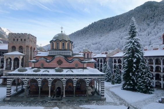 Личности погребани в манастира