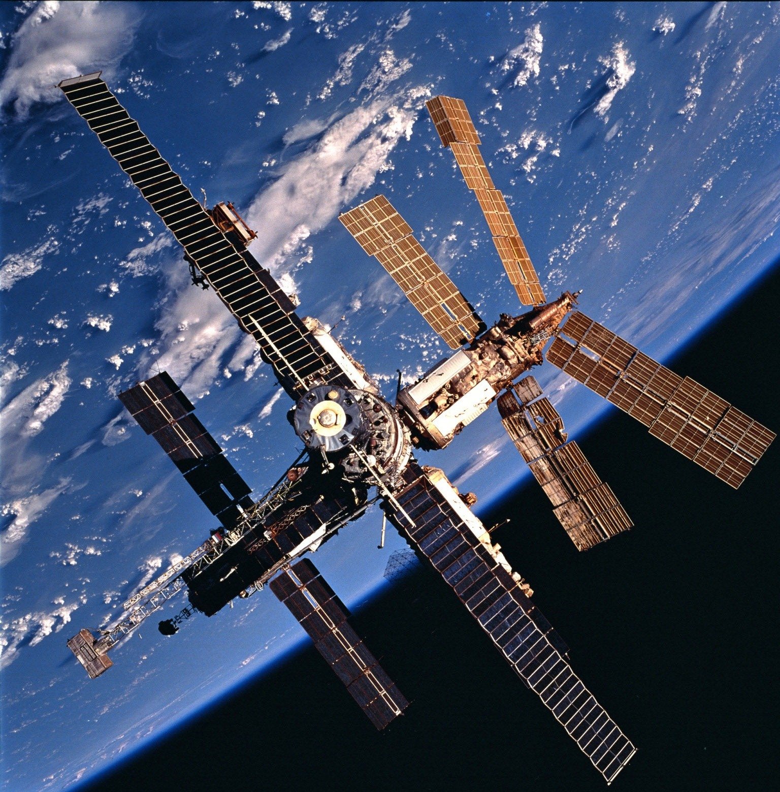 Mir. Многомодульная орбитальная станция мир. МКС 1986. Атлантис STS-86. Космическая станция мир 2001.