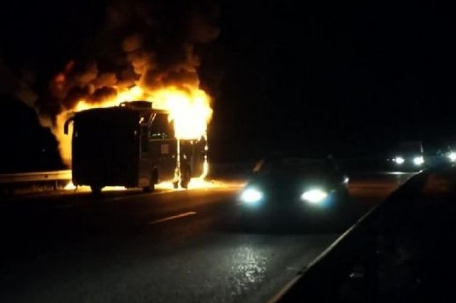 Автобус се запали , за щастие пострадали няма