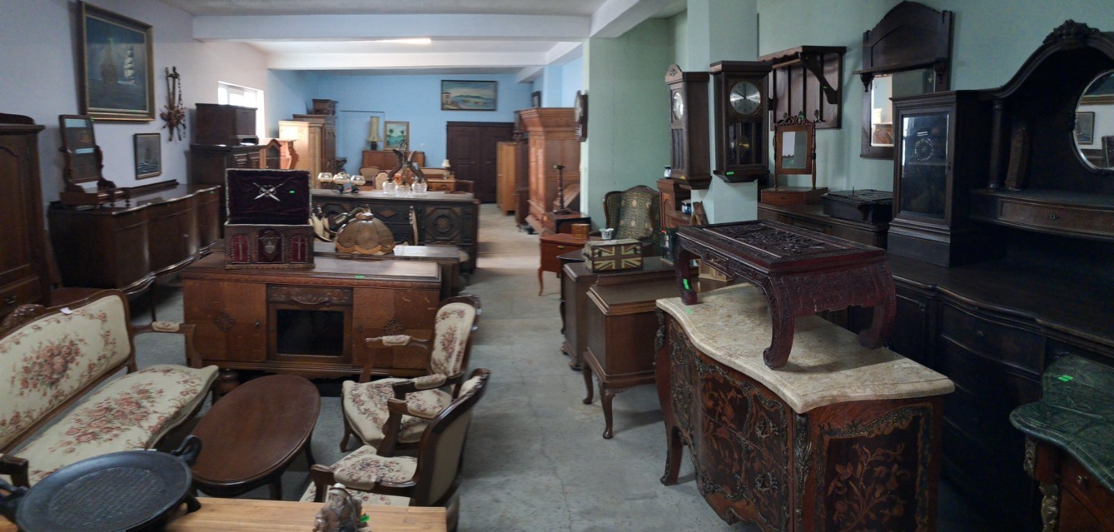 Бутиков шоурум с подбрани винтидж,ретро и антикварни мебели от масивно дърво