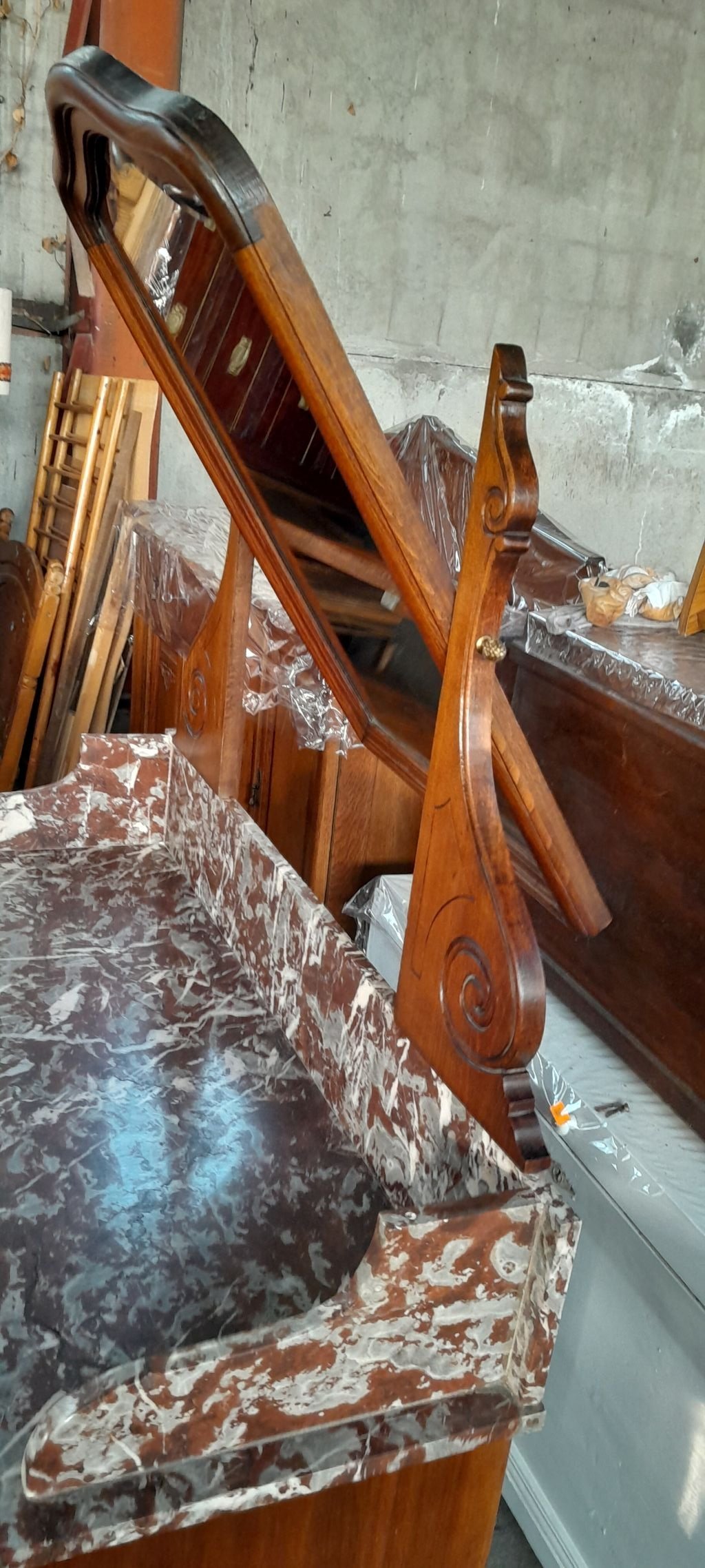 шкафове и витрини от дърво втора употреба