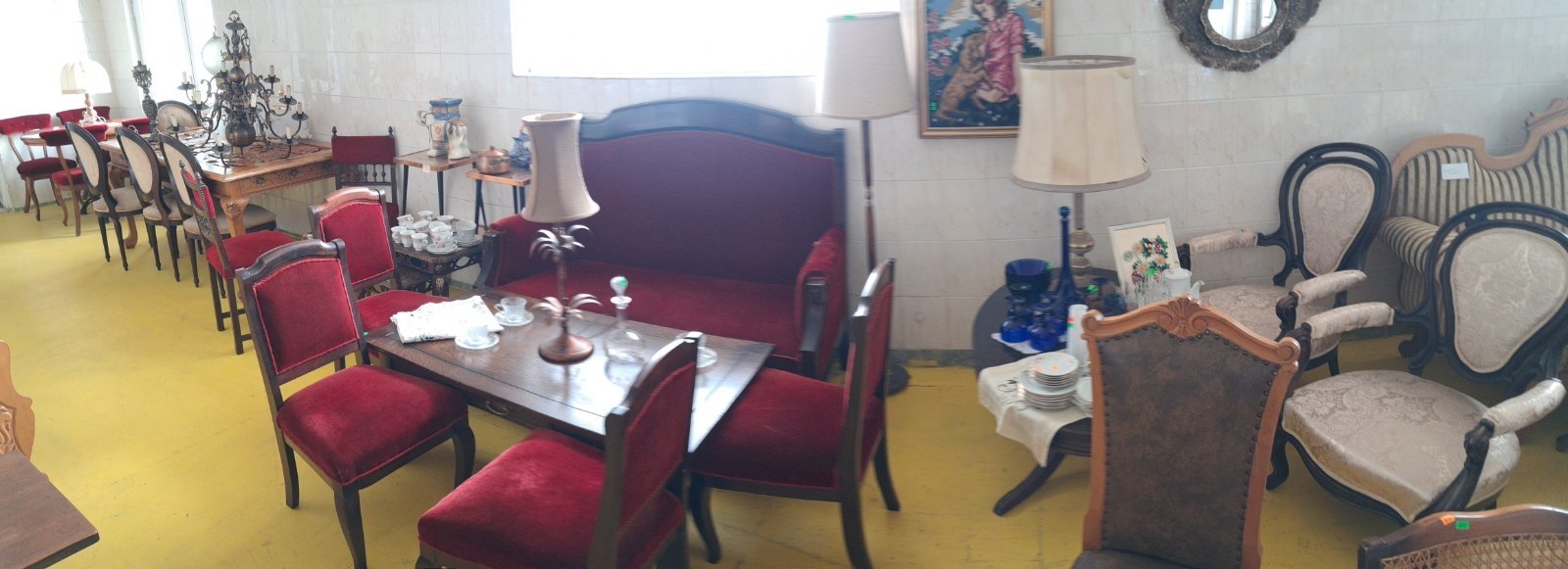 Бутиков шоурум с подбрани винтидж,ретро и антикварни мебели от масивно дърво