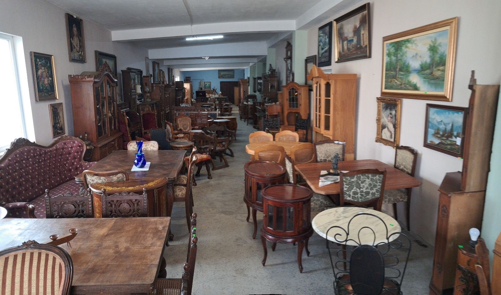 Бутиков шоурум с подбрани винтидж,ретро и антикварни мебели от масивно дърво