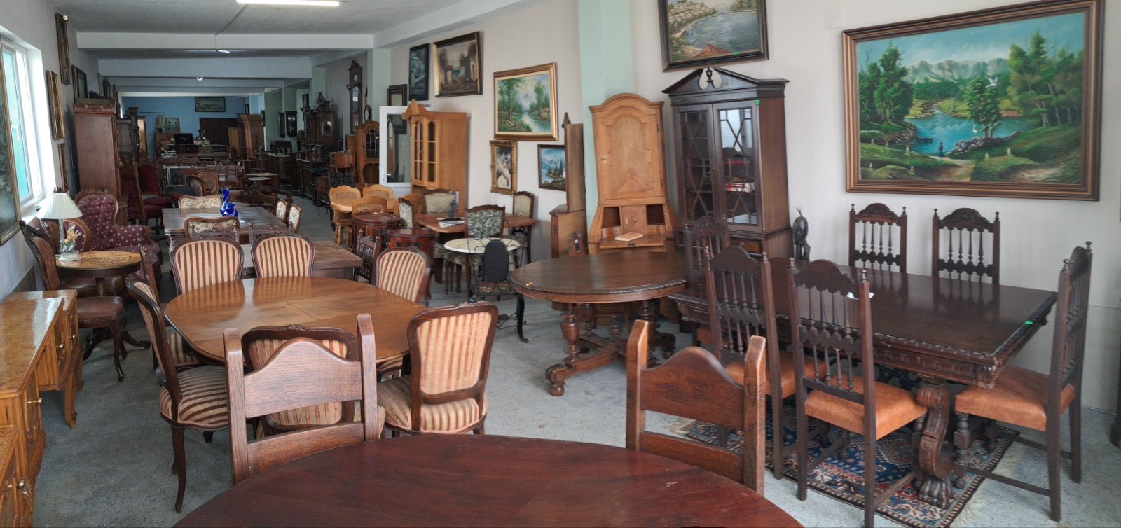 Бутиков шоурум с подбрани винтидж,ретро и антикварни мебели от масивно дърво