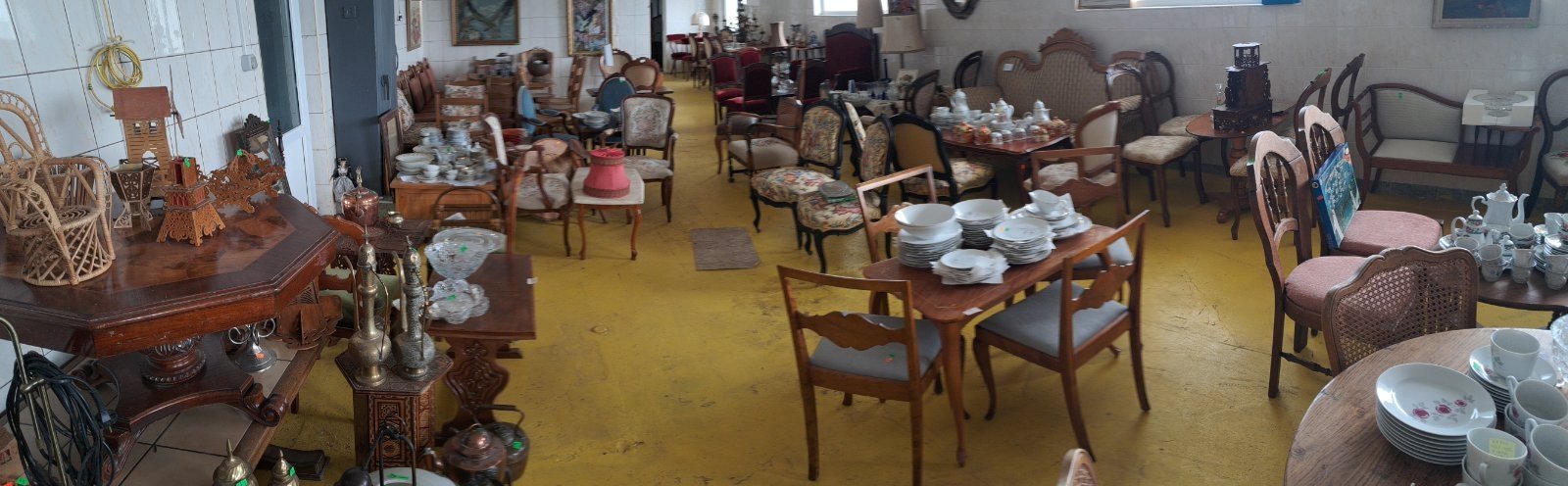 Бутиков шоурум с подбрани винтидж,ретро и антикварни мебели от масивно дърво