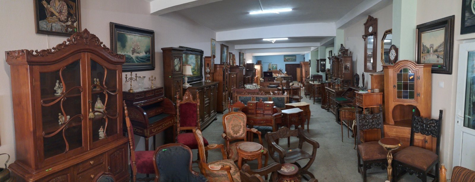 Бутиков шоурум с подбрани винтидж,ретро и антикварни мебели от масивно дърво