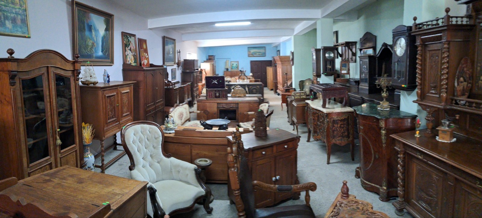 Бутиков шоурум с подбрани винтидж,ретро и антикварни мебели от масивно дърво