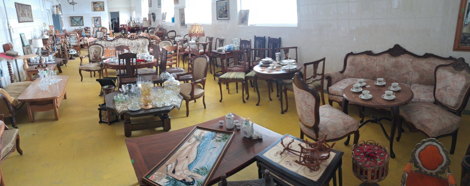 Бутиков шоурум с подбрани винтидж,ретро и антикварни мебели от масивно дърво